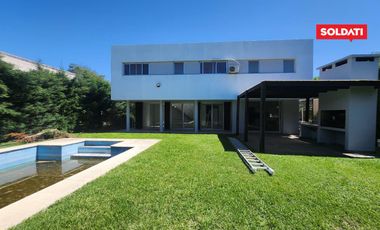 Villa olivos  moderna casa en  venta y alquiler . Lote central