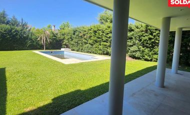 Villa olivos  moderna casa en  venta y alquiler . Lote central