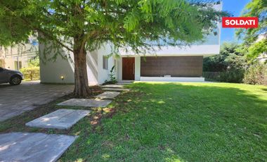 Villa olivos  moderna casa en  venta y alquiler . Lote central
