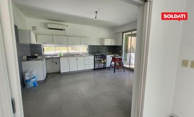 Villa olivos  moderna casa en  venta y alquiler . Lote central