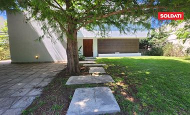 Villa olivos  moderna casa en  venta y alquiler . Lote central