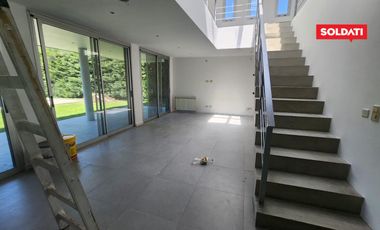 Villa olivos  moderna casa en  venta y alquiler . Lote central