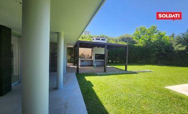Villa olivos  moderna casa en  venta y alquiler . Lote central