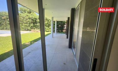 Villa olivos  moderna casa en  venta y alquiler . Lote central
