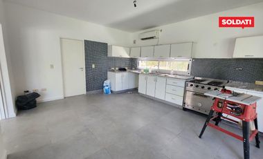 Villa olivos  moderna casa en  venta y alquiler . Lote central