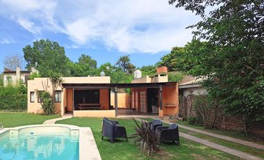 VENTA - Casa de 2 dormitorios con piscina, galería y cochera. Funes.