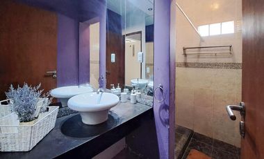 VENTA - Casa de 2 dormitorios con piscina, galería y cochera. Funes.