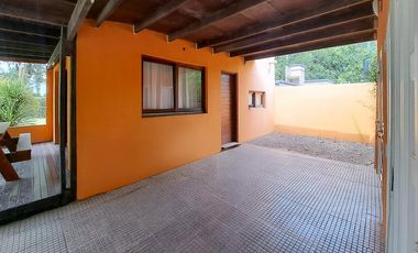 VENTA - Casa de 2 dormitorios con piscina, galería y cochera. Funes.