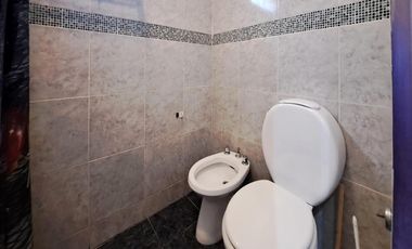 VENTA - Casa de 2 dormitorios con piscina, galería y cochera. Funes.