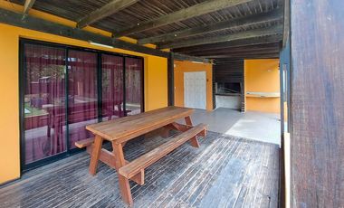 VENTA - Casa de 2 dormitorios con piscina, galería y cochera. Funes.