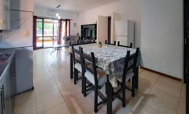 VENTA - Casa de 2 dormitorios con piscina, galería y cochera. Funes.