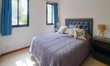 VENTA - Casa de 2 dormitorios con piscina, galería y cochera. Funes.