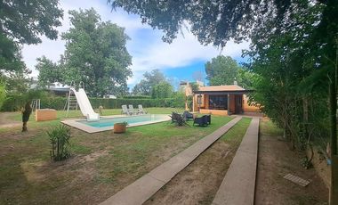 VENTA - Casa de 2 dormitorios con piscina, galería y cochera. Funes.