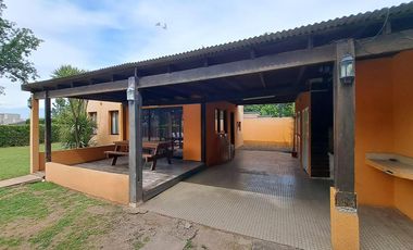 VENTA - Casa de 2 dormitorios con piscina, galería y cochera. Funes.