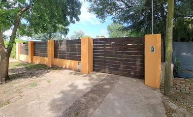 VENTA - Casa de 2 dormitorios con piscina, galería y cochera. Funes.