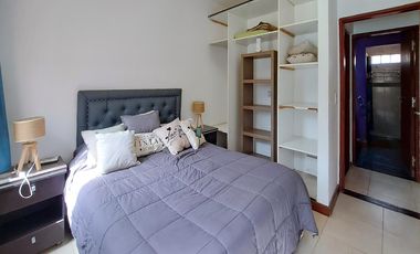 VENTA - Casa de 2 dormitorios con piscina, galería y cochera. Funes.