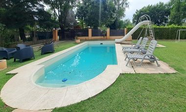 VENTA - Casa de 2 dormitorios con piscina, galería y cochera. Funes.