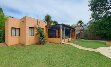 VENTA - Casa de 2 dormitorios con piscina, galería y cochera. Funes.