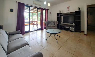 VENTA - Casa de 2 dormitorios con piscina, galería y cochera. Funes.