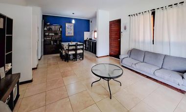 VENTA - Casa de 2 dormitorios con piscina, galería y cochera. Funes.