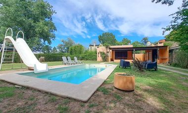 VENTA - Casa de 2 dormitorios con piscina, galería y cochera. Funes.