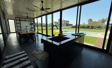 VENTA CASA 2 DORMITORIOS CON QUINCHO Y PILETA EN TDS1, ROLDAN