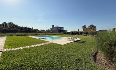 VENTA CASA 2 DORMITORIOS CON QUINCHO Y PILETA EN TDS1, ROLDAN