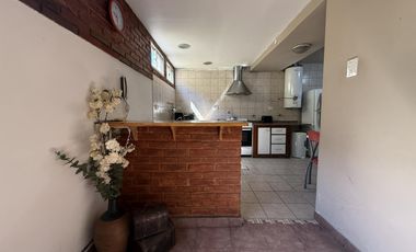 Oportunidad PH pasillo 4 ambientes planta baja, 3 dormitorios y patio en Lomas de Zamora Oeste