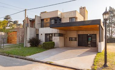 Venta / Permuta. Casa 3 dormitorios con pileta. Barrio Abierto Las Pérgolas. Soldini