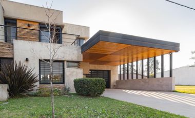 Venta / Permuta. Casa 3 dormitorios con pileta. Barrio Abierto Las Pérgolas. Soldini