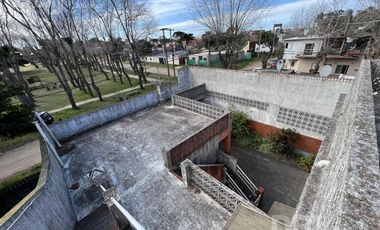 VENTA DE CASA MULTIFAMILIAR  CON 3 DEPARTAMENTOS EN MAR DE AJO