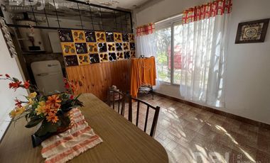 VENTA DE CASA MULTIFAMILIAR  CON 3 DEPARTAMENTOS EN MAR DE AJO