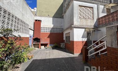 VENTA DE CASA MULTIFAMILIAR  CON 3 DEPARTAMENTOS EN MAR DE AJO