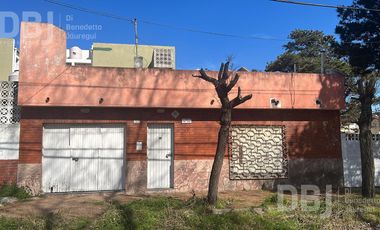 VENTA DE CASA MULTIFAMILIAR  CON 3 DEPARTAMENTOS EN MAR DE AJO
