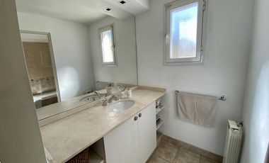 CASA 3 DORMITORIOS CON PILETA EN FISHERTON