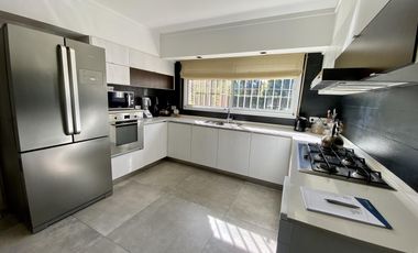 CASA 3 DORMITORIOS CON PILETA EN FISHERTON