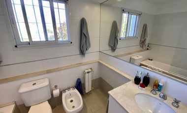 CASA 3 DORMITORIOS CON PILETA EN FISHERTON