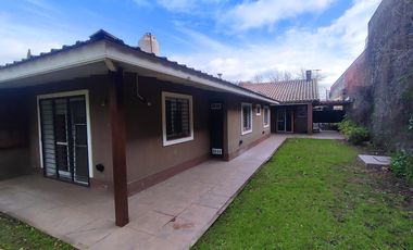 CHALET 6 AMBIENTES SOBRE AMPLIO LOTE DE TERRENO