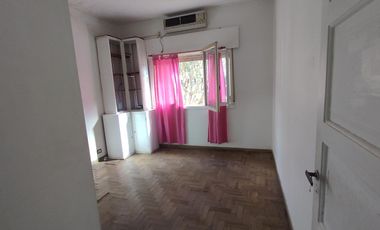 CHALET 6 AMBIENTES SOBRE AMPLIO LOTE DE TERRENO