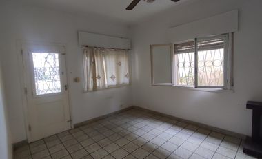 CHALET 6 AMBIENTES SOBRE AMPLIO LOTE DE TERRENO