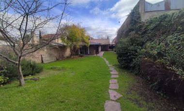 CHALET 6 AMBIENTES SOBRE AMPLIO LOTE DE TERRENO