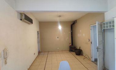 CHALET 6 AMBIENTES SOBRE AMPLIO LOTE DE TERRENO