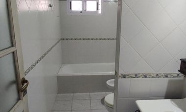 CHALET 6 AMBIENTES SOBRE AMPLIO LOTE DE TERRENO