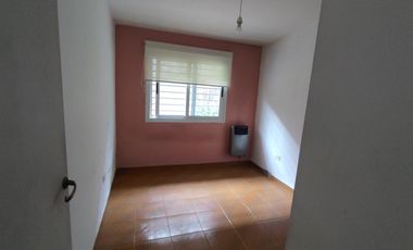 CHALET 6 AMBIENTES SOBRE AMPLIO LOTE DE TERRENO