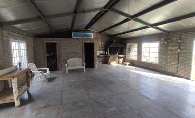 CHALET 6 AMBIENTES SOBRE AMPLIO LOTE DE TERRENO