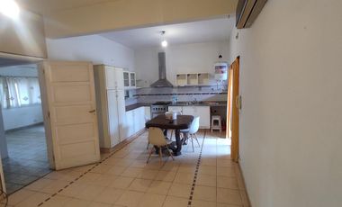 CHALET 6 AMBIENTES SOBRE AMPLIO LOTE DE TERRENO