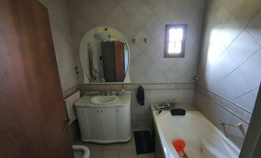 CASA EDIFICADA SOBRE UN LOTE DE 1100 M2