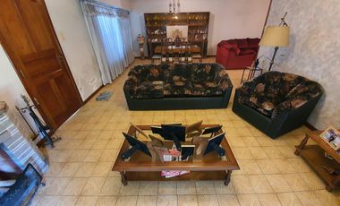 CASA EDIFICADA SOBRE UN LOTE DE 1100 M2