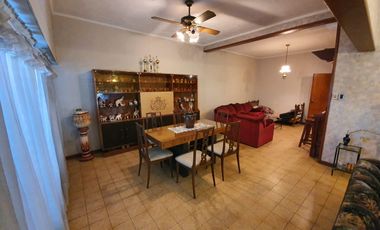 CASA EDIFICADA SOBRE UN LOTE DE 1100 M2