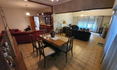 CASA EDIFICADA SOBRE UN LOTE DE 1100 M2